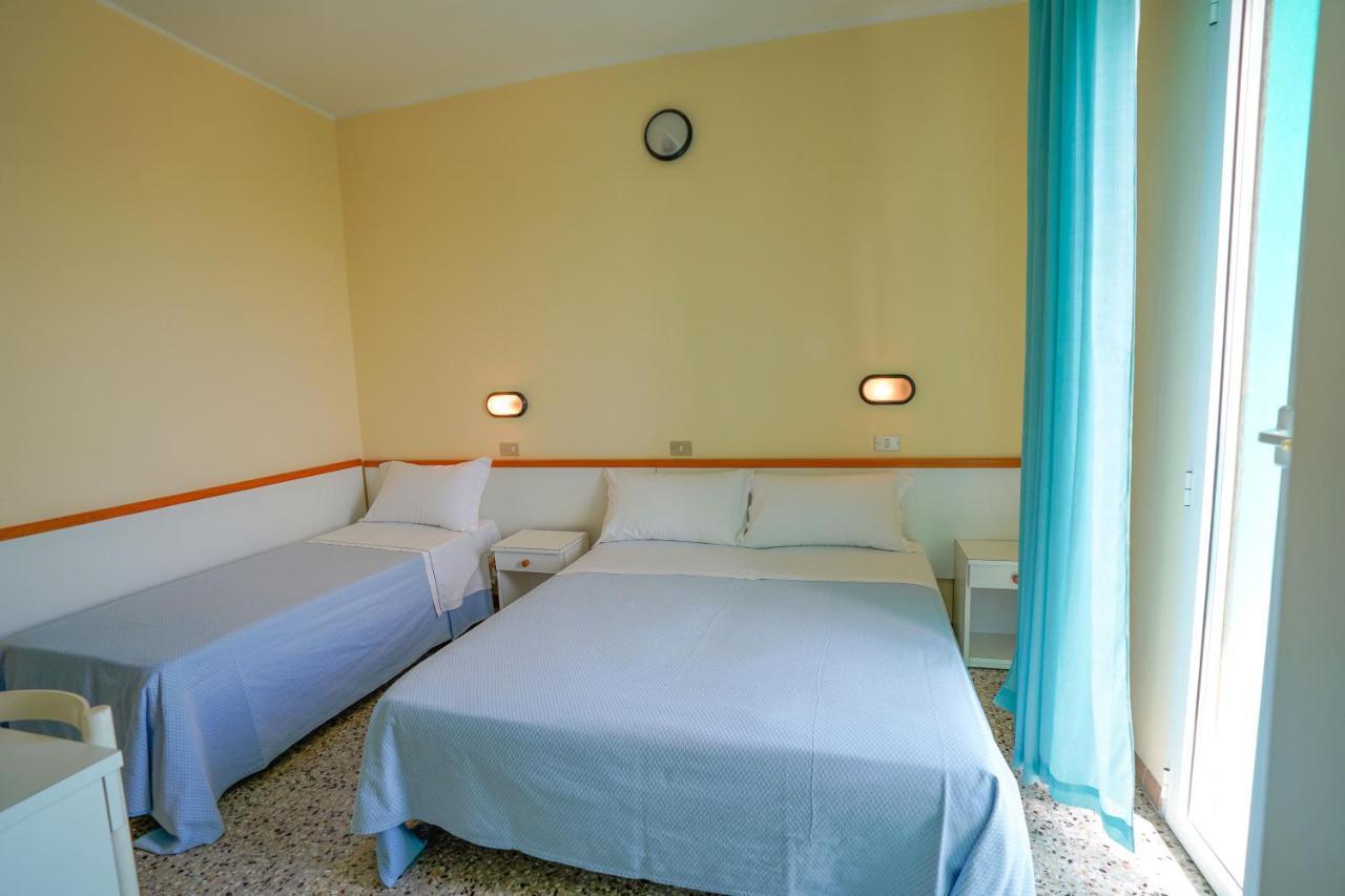 Hotel Mondial Ріміні Екстер'єр фото