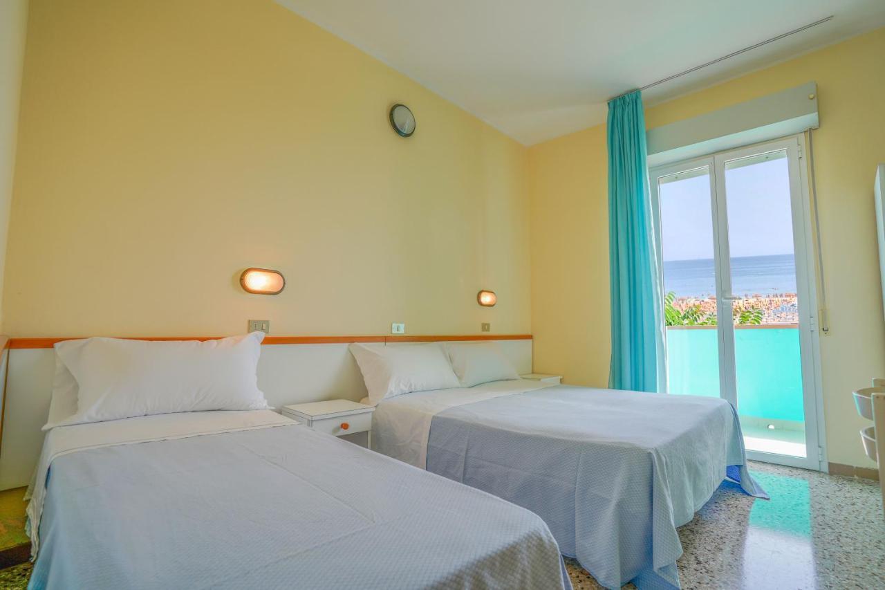 Hotel Mondial Ріміні Екстер'єр фото